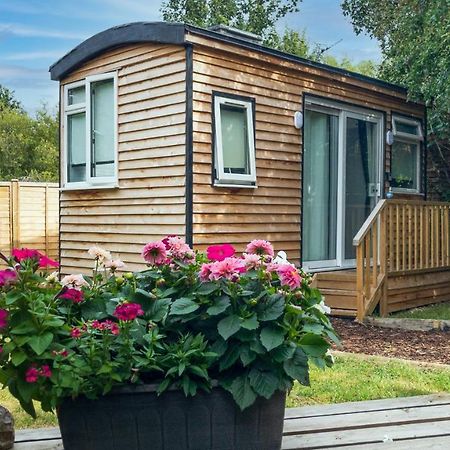 Shepherds Hut Bath Уик Экстерьер фото