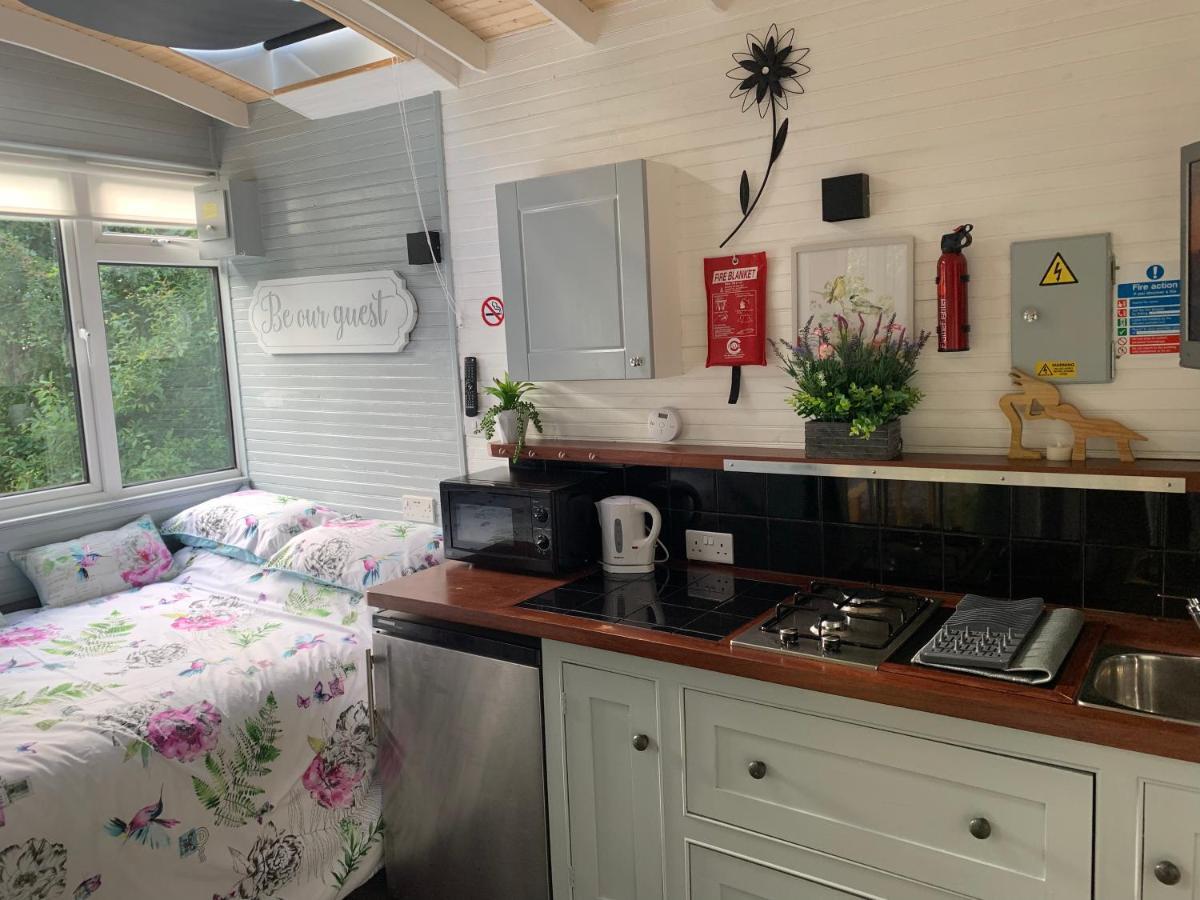 Shepherds Hut Bath Уик Экстерьер фото