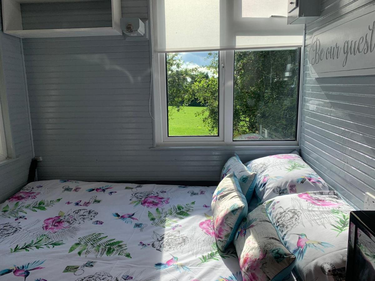 Shepherds Hut Bath Уик Экстерьер фото