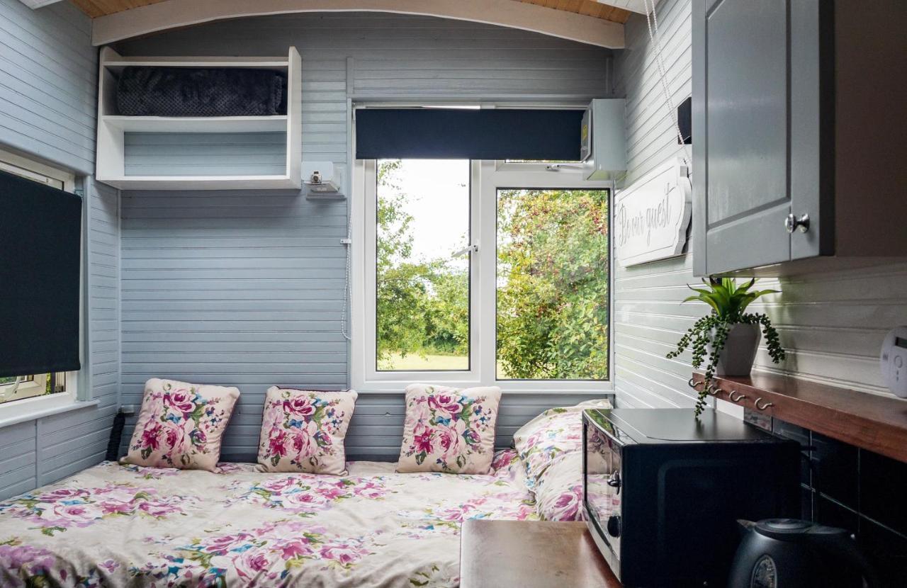 Shepherds Hut Bath Уик Экстерьер фото