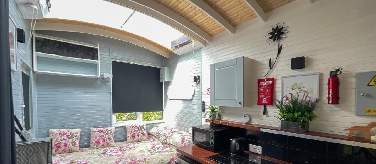 Shepherds Hut Bath Уик Экстерьер фото