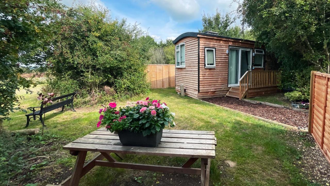 Shepherds Hut Bath Уик Экстерьер фото